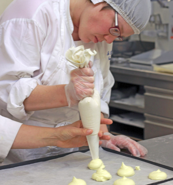 Elisa Trombetta prepara i Savoiardi